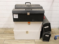 Negen gereedschapskoffers met afmeting 51 x 12 x 20 cm.
