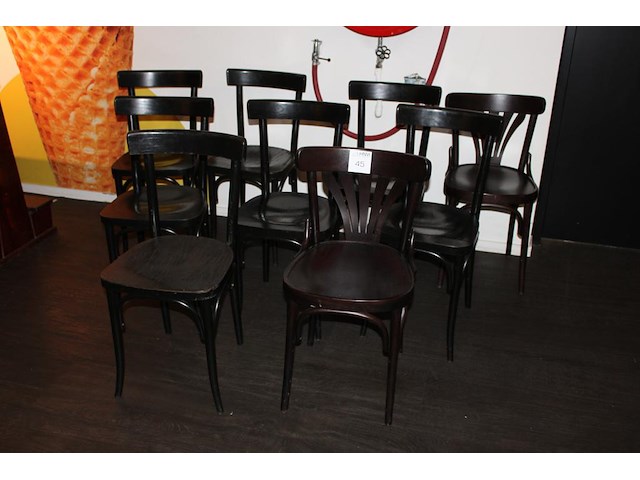 Negen houten horecastoelen in diverse uitvoeringen. - afbeelding 1 van  4