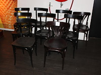 Negen houten horecastoelen in diverse uitvoeringen. - afbeelding 1 van  4