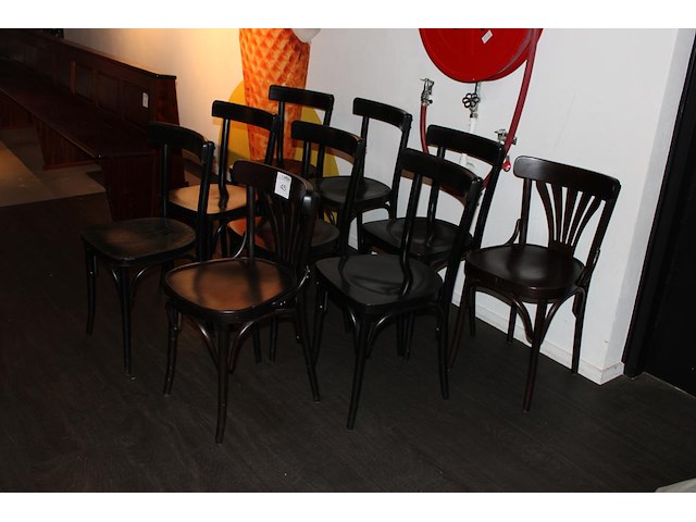 Negen houten horecastoelen in diverse uitvoeringen. - afbeelding 2 van  4