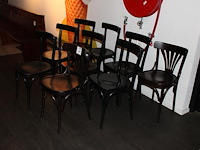 Negen houten horecastoelen in diverse uitvoeringen. - afbeelding 2 van  4