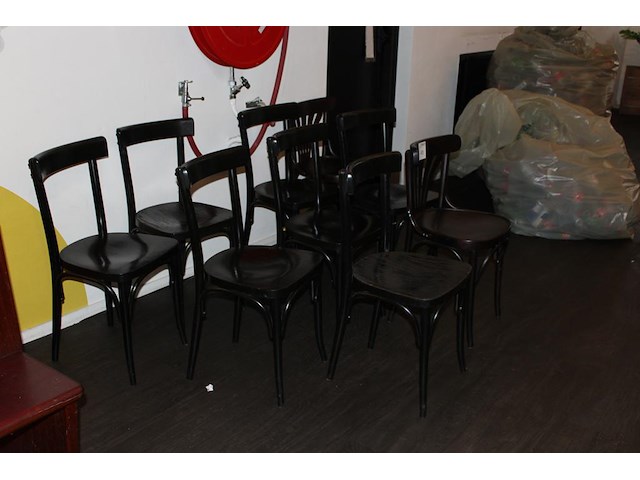 Negen houten horecastoelen in diverse uitvoeringen. - afbeelding 3 van  4