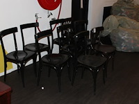 Negen houten horecastoelen in diverse uitvoeringen. - afbeelding 3 van  4