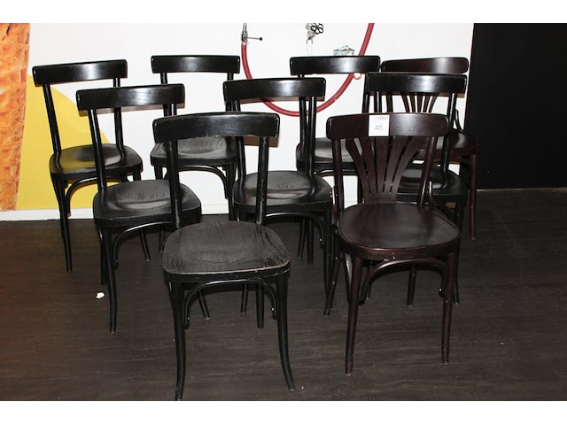 Negen houten horecastoelen in diverse uitvoeringen. - afbeelding 4 van  4