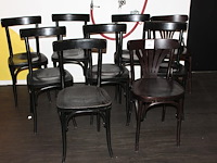 Negen houten horecastoelen in diverse uitvoeringen. - afbeelding 4 van  4