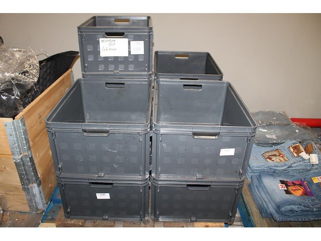 Negen kunststof boxen op pallet. afmeting 60 x 40 x 27 cm. - afbeelding 1 van  2