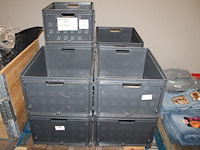 Negen kunststof boxen op pallet. afmeting 60 x 40 x 27 cm. - afbeelding 1 van  2