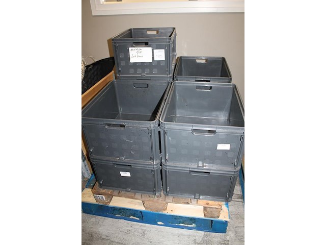 Negen kunststof boxen op pallet. afmeting 60 x 40 x 27 cm. - afbeelding 2 van  2