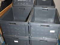 Negen kunststof boxen op pallet. afmeting 60 x 40 x 27 cm. - afbeelding 2 van  2