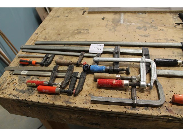 Negen lijmklemmen in diverse maten en uitvoeringen waaronder met lengte 86 cm. - afbeelding 1 van  3