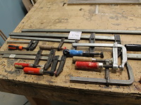 Negen lijmklemmen in diverse maten en uitvoeringen waaronder met lengte 86 cm. - afbeelding 1 van  3