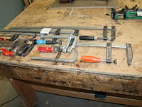 Negen lijmklemmen in diverse maten en uitvoeringen waaronder met lengte 86 cm. - afbeelding 2 van  3