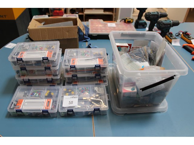 Negen organisers met doe-het-zelf elektropakketten en kunststof krat met servo's, breadboard, weerstanden, ... - afbeelding 1 van  4
