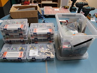 Negen organisers met doe-het-zelf elektropakketten en kunststof krat met servo's, breadboard, weerstanden, ... - afbeelding 1 van  4