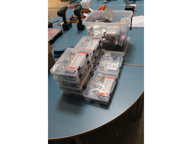 Negen organisers met doe-het-zelf elektropakketten en kunststof krat met servo's, breadboard, weerstanden, ... - afbeelding 2 van  4