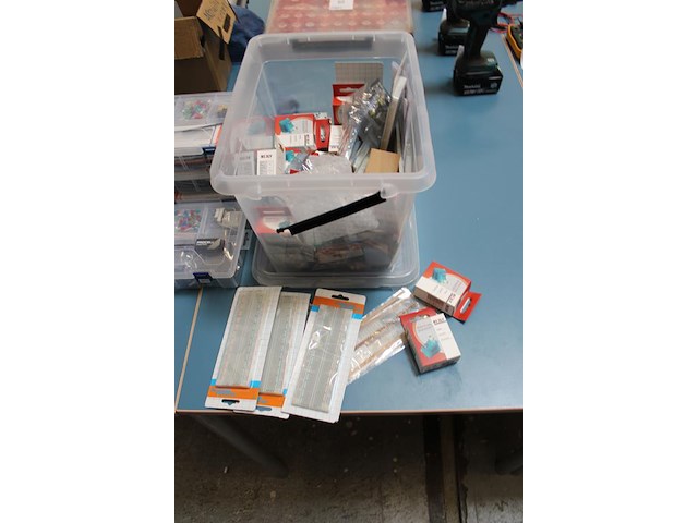 Negen organisers met doe-het-zelf elektropakketten en kunststof krat met servo's, breadboard, weerstanden, ... - afbeelding 4 van  4