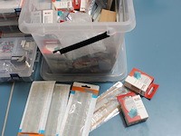Negen organisers met doe-het-zelf elektropakketten en kunststof krat met servo's, breadboard, weerstanden, ... - afbeelding 4 van  4