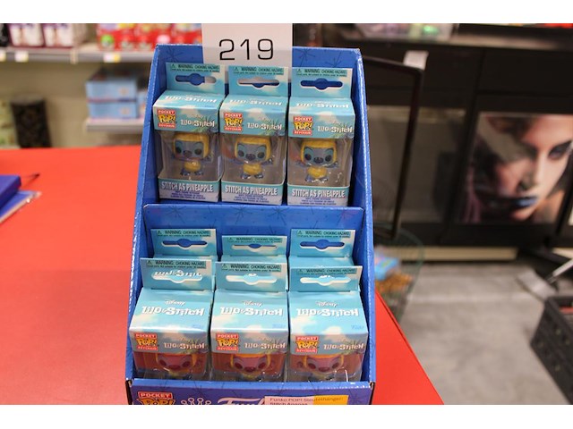 Negen pocket pop sleutelhangers lilo & stitch. stitch as pineapple - afbeelding 1 van  2