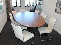 Negen stoelen bert plantagie met witte lederen bekleding.