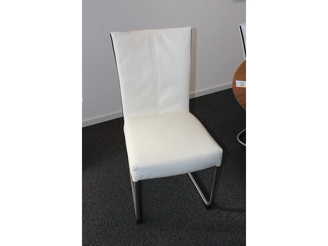 Negen stoelen bert plantagie met witte lederen bekleding. - afbeelding 2 van  2