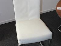 Negen stoelen bert plantagie met witte lederen bekleding. - afbeelding 2 van  2