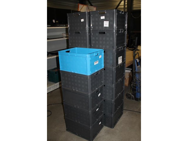 Negentien stapelbare kunststof kratten met afmeting 50 x 40 x 26 cm. - afbeelding 2 van  3