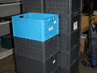 Negentien stapelbare kunststof kratten met afmeting 50 x 40 x 26 cm. - afbeelding 2 van  3