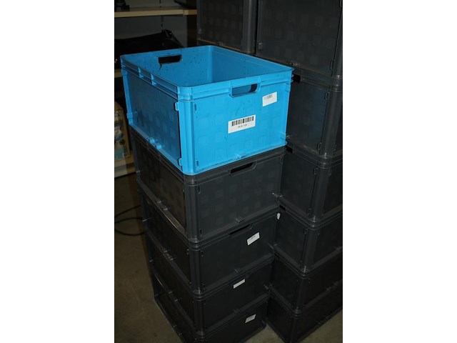 Negentien stapelbare kunststof kratten met afmeting 50 x 40 x 26 cm. - afbeelding 3 van  3