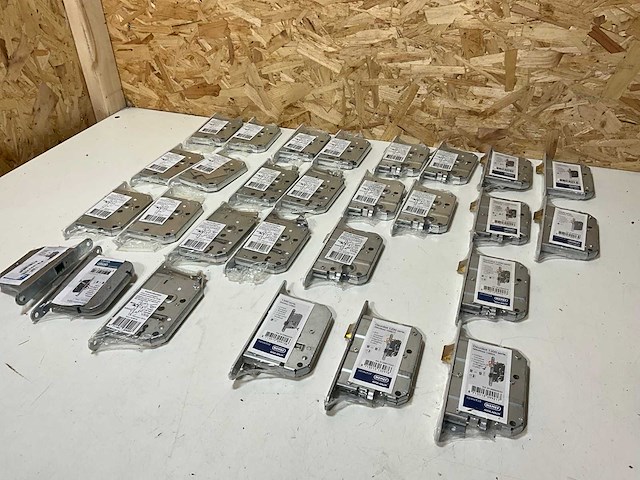 Nemef partij diverse deursloten (28x) - afbeelding 1 van  7