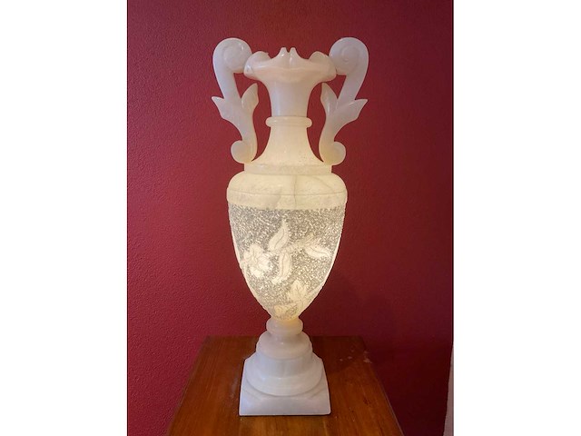 Neoklassieke albasten urnlamp met gesneden bloemdecor - afbeelding 1 van  6