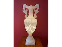 Neoklassieke albasten urnlamp met gesneden bloemdecor - afbeelding 1 van  6