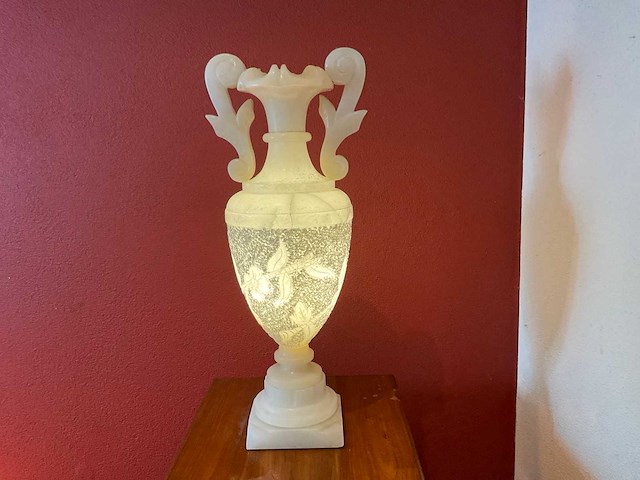 Neoklassieke albasten urnlamp met gesneden bloemdecor - afbeelding 2 van  6