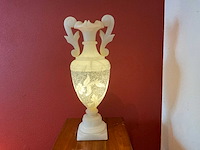 Neoklassieke albasten urnlamp met gesneden bloemdecor - afbeelding 2 van  6