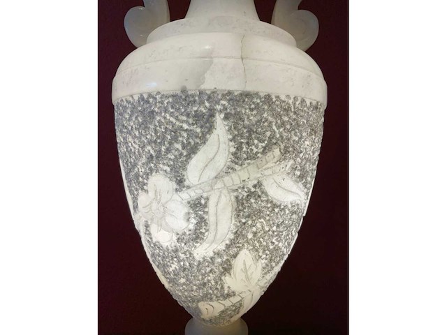 Neoklassieke albasten urnlamp met gesneden bloemdecor - afbeelding 3 van  6