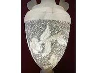 Neoklassieke albasten urnlamp met gesneden bloemdecor - afbeelding 3 van  6