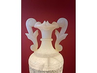 Neoklassieke albasten urnlamp met gesneden bloemdecor - afbeelding 4 van  6