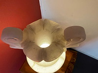 Neoklassieke albasten urnlamp met gesneden bloemdecor - afbeelding 5 van  6