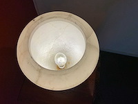 Neoklassieke albasten urnlamp met gesneden bloemdecor - afbeelding 6 van  6