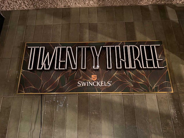 Neon bord "twentythree"" - afbeelding 1 van  2