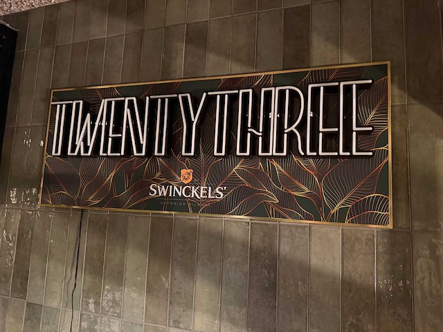 Neon bord "twentythree"" - afbeelding 2 van  2