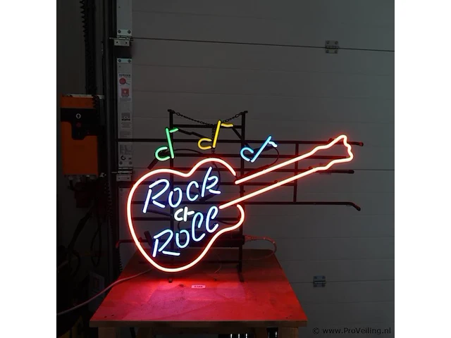 Neonreclame in de vorm van een elektrische gitaar met de tekst "rock & roll" en muzieknoten. werkend - afbeelding 1 van  7