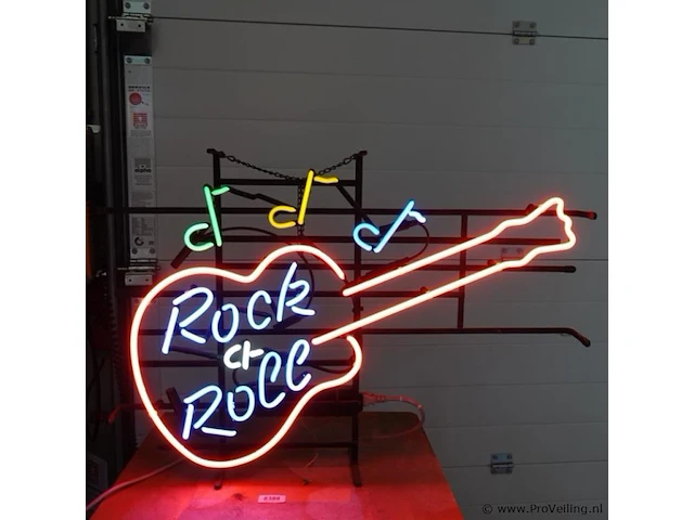 Neonreclame in de vorm van een elektrische gitaar met de tekst "rock & roll" en muzieknoten. werkend - afbeelding 2 van  7