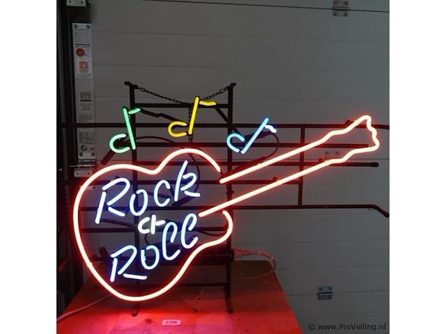 Neonreclame in de vorm van een elektrische gitaar met de tekst "rock & roll" en muzieknoten. werkend - afbeelding 3 van  7