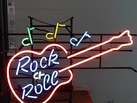 Neonreclame in de vorm van een elektrische gitaar met de tekst "rock & roll" en muzieknoten. werkend - afbeelding 3 van  7