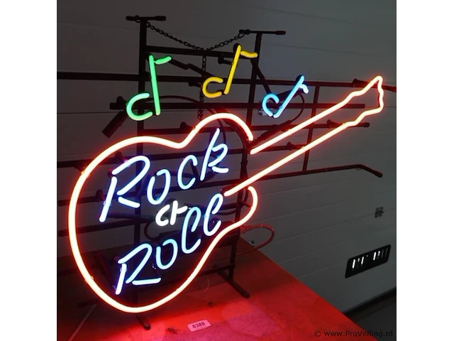 Neonreclame in de vorm van een elektrische gitaar met de tekst "rock & roll" en muzieknoten. werkend - afbeelding 4 van  7