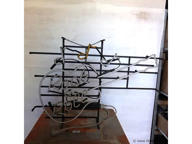 Neonreclame in de vorm van een elektrische gitaar met de tekst "rock & roll" en muzieknoten. werkend - afbeelding 5 van  7
