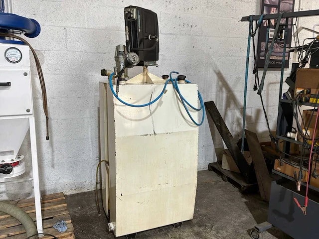 Nermann oliepomp met vast olie tank overige garage gereedschap - afbeelding 1 van  3