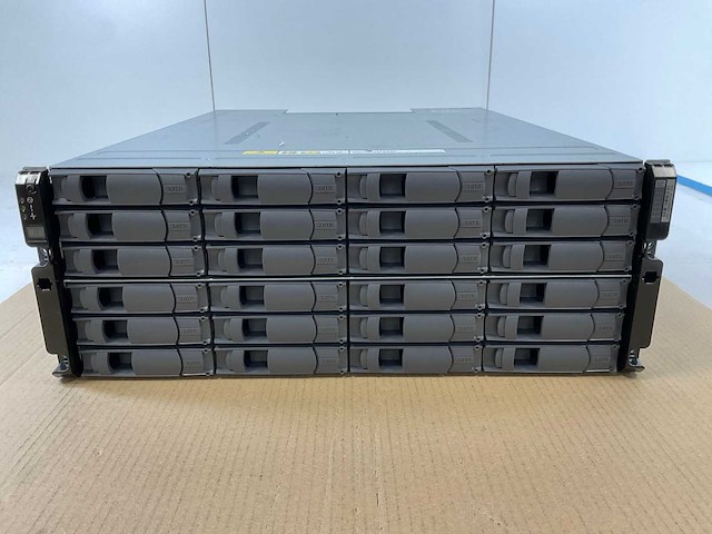 Netapp (d54346/naj-0801), 21x 3tb hdd (wd3000fyyz) - 1x 3tb hdd (st3000nm0033) network attached storage - afbeelding 1 van  12
