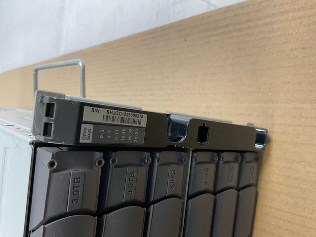 Netapp (d54346/naj-0801), 22x 3tb hdd(yhheyw4a) - 1x 3tb hdd(yxg8jujg) network attached storage - afbeelding 8 van  11
