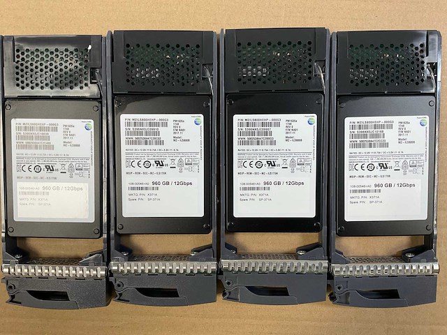 Netapp (naj-1501) - 24x 900 gb sas hybrid double controlller storage array - afbeelding 1 van  10
